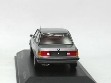 1 43 BMW 320i E30 silver